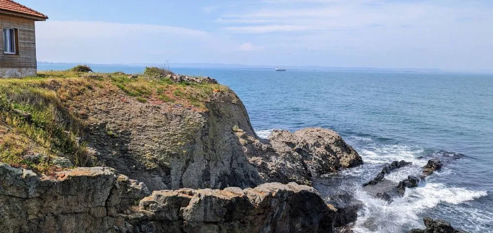 Die vulkanische Felsküste der Insel Sveta Anastasia