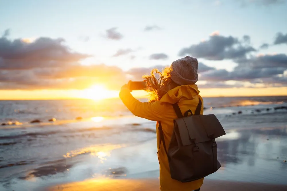 Ein Fotograf erkundet den Strand von Kraimorie im Winter