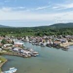Красива панорамна гледка към рибарското селище и гората на парк Росенец