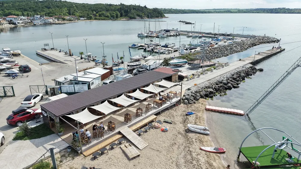 La petite plage près du Wake Park Burgas à Chengene Skele