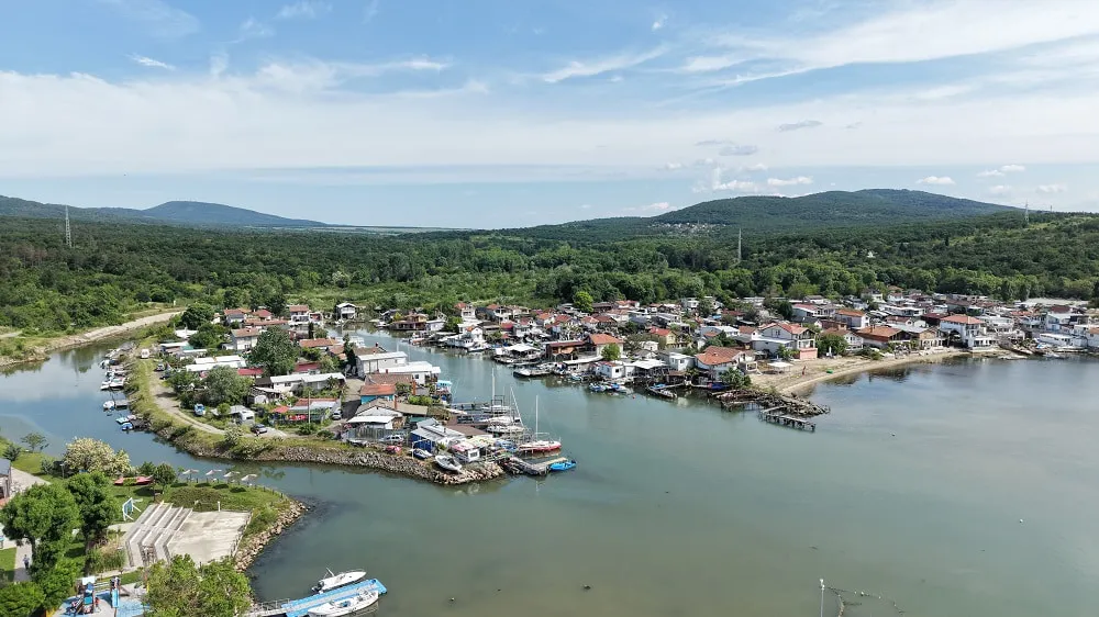 Le front de mer du village de pêcheurs authentique de Chengene Skele