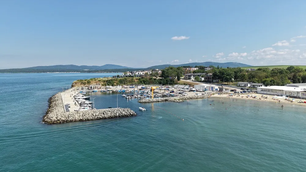Le port de Kraimorie et sa plage de sable sur la côte bulgare de la mer Noire