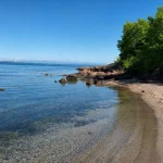 Plage sauvage entourée par la nature du parc Rosenets
