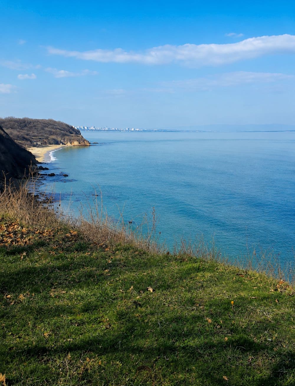 Plage sauvage préservée le long du parc Rosenets