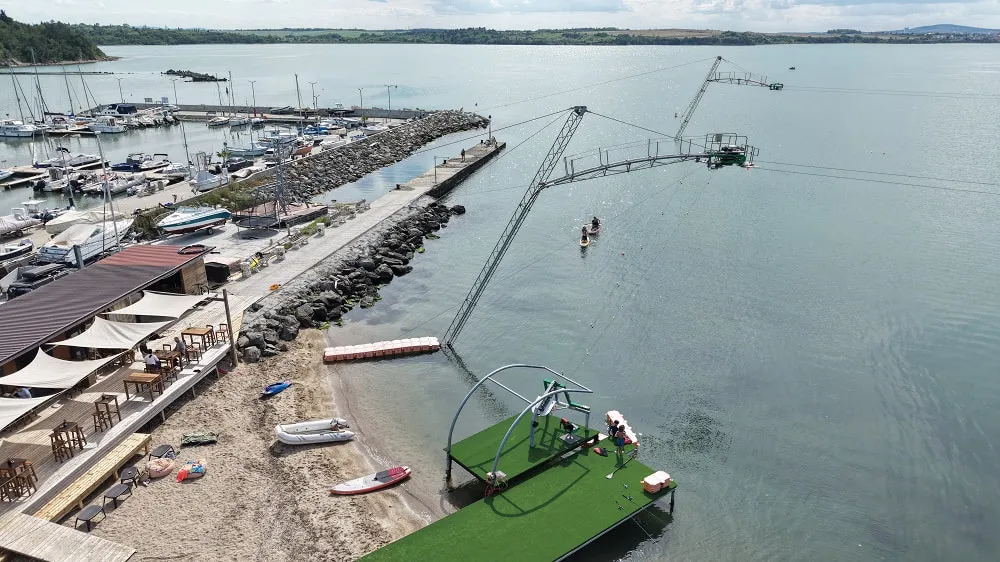Wake Park Burgas une expérience de wakeboard sur téléski nautique