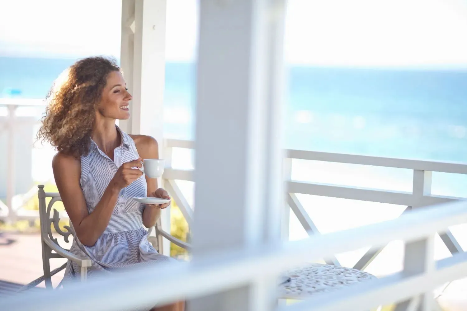 Café matinal au calme au bord de la mer Noire après un vol long courrier