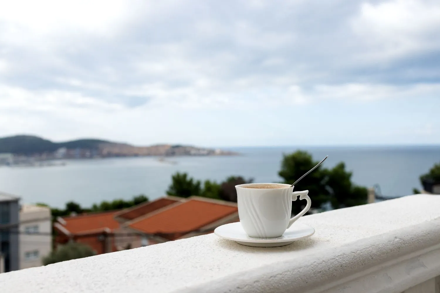 morning-coffee-sea-relaxing-solo-travel