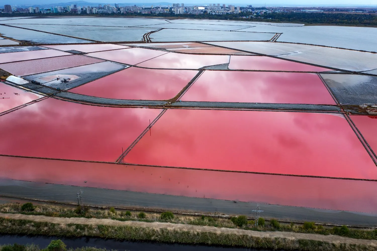 Bassins salins roses du lac Atanasovsko près de Burgas