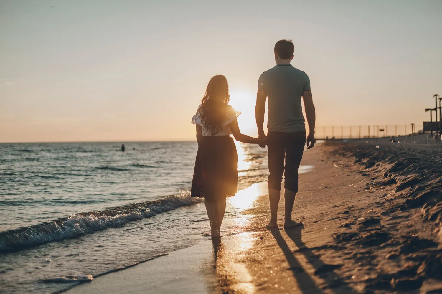 Couple profitant d’une promenade sur la plage en soirée