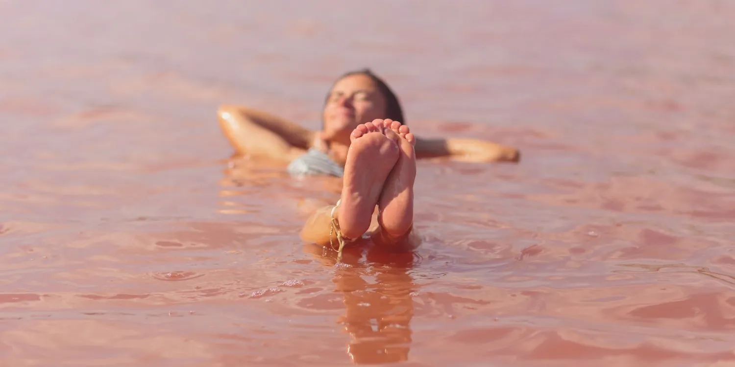 Femme nageant dans les eaux roses des lacs salés de Burgas