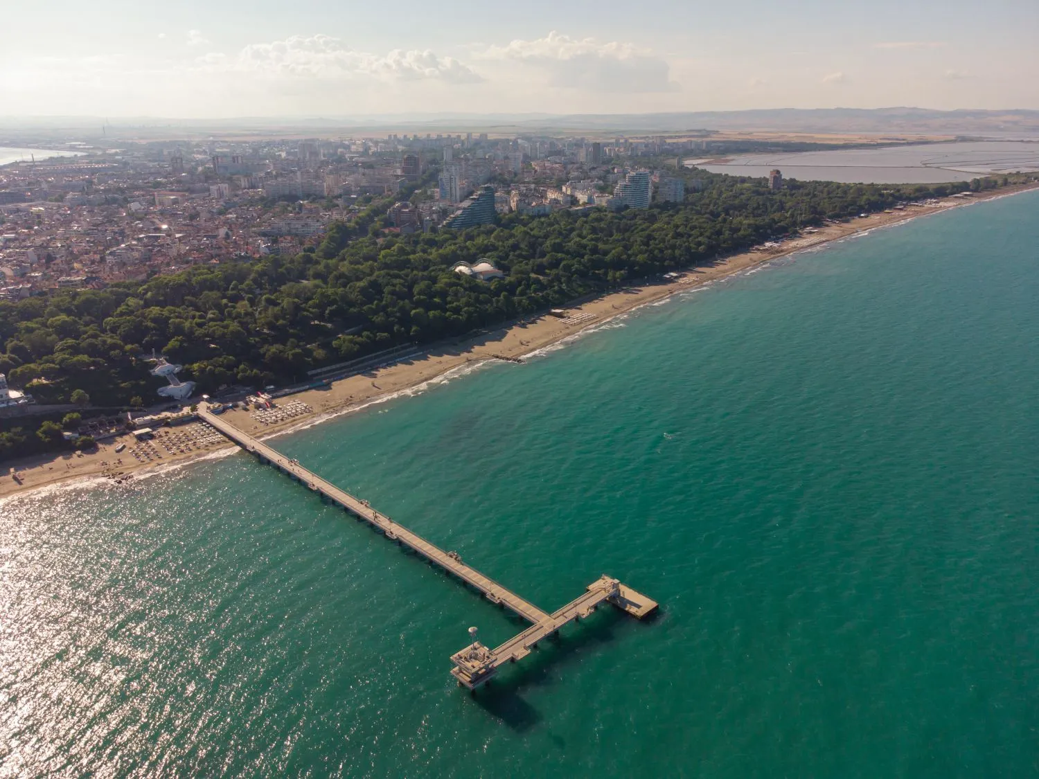 Luftaufnahme des Meeresgartens und der Seebrücke von Burgas nahe Kraimorie