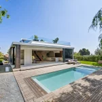Modernes Haus mit Garten und Pool für das Leben am Meer