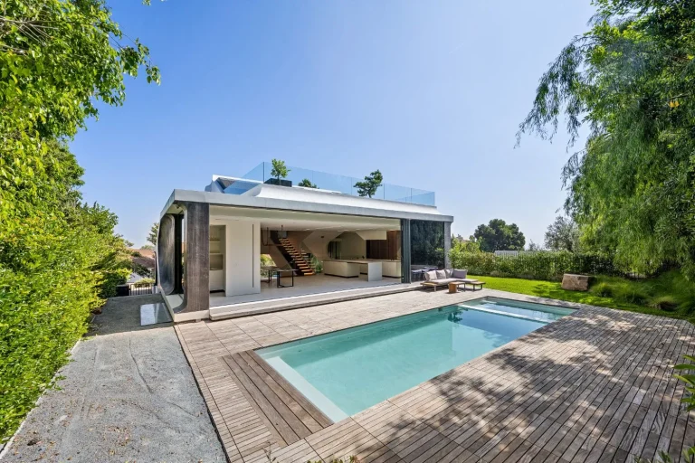 Modernes Haus mit Garten und Pool für das Leben am Meer
