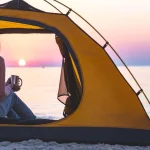Morgenkaffee im Zelt mit Meerblick bei Sonnenaufgang