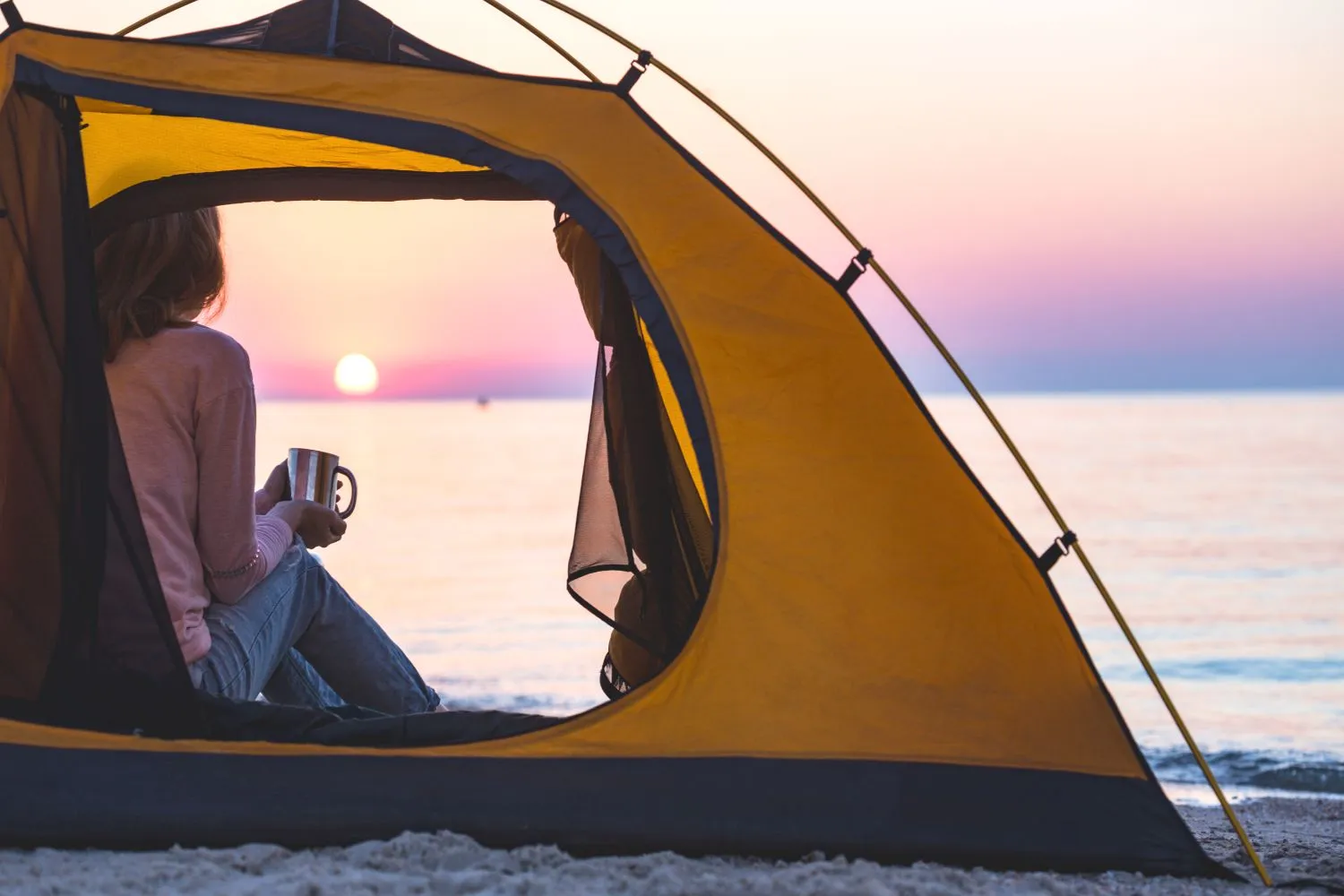 Morgenkaffee im Zelt mit Meerblick bei Sonnenaufgang
