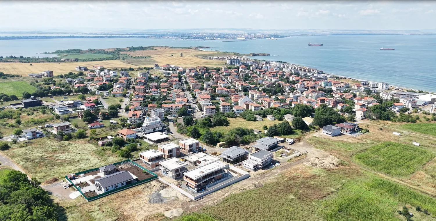 Wohngebiet und Neubauten in Kraimorie